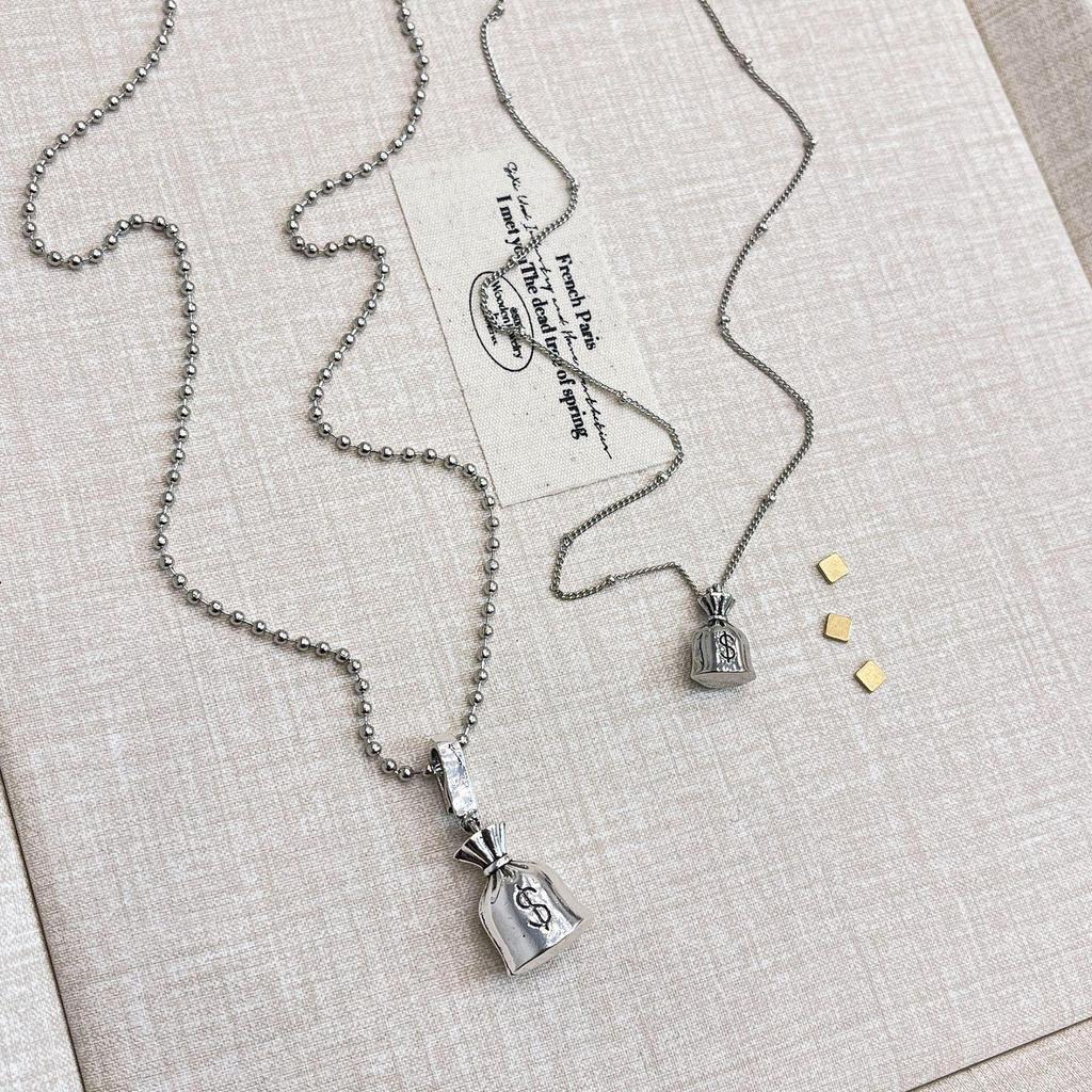 Elegant Silver Pendant Necklace - Luxurious Fall/Winter Fashion