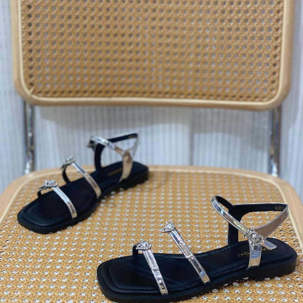 Internet celebrity one-word buckle sandals girl 2025 new summer French fairy style temperament fashion shoes popular Roman shoes