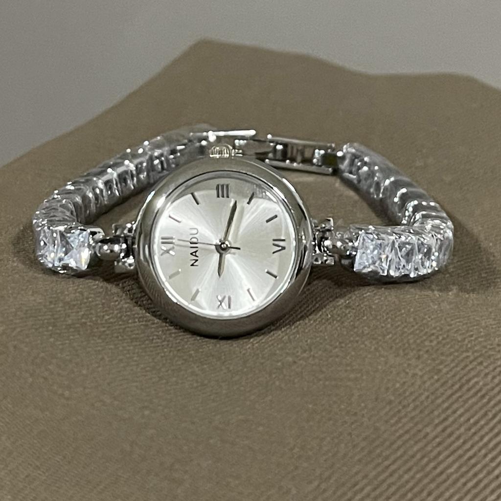 Light Luxury Rhinestone Temperament Bracelet Watch Niche High-End Sense Simple Fashion Medieval Women'S Chain Women'S Watch
