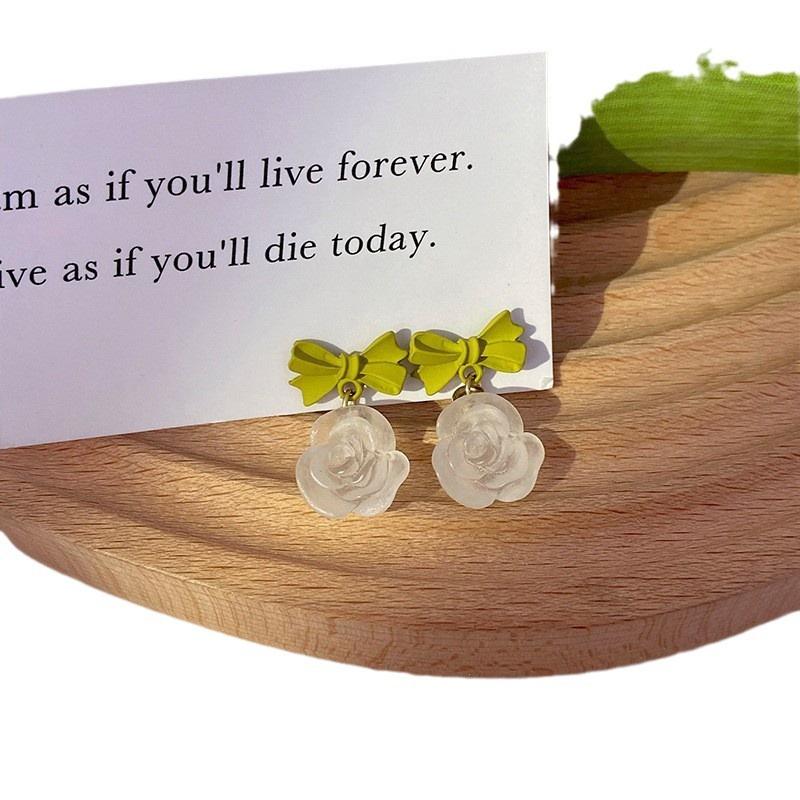 

Серьги с зеленой розой, матовые высококачественные французские маленькие свежие серьги, женские серьги с бантом