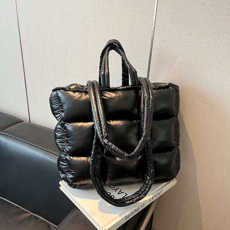 

Large-capacity cotton clothing bag women s autumn and winter versatile new casual shoulder bag popular commuter tote bag чёрный