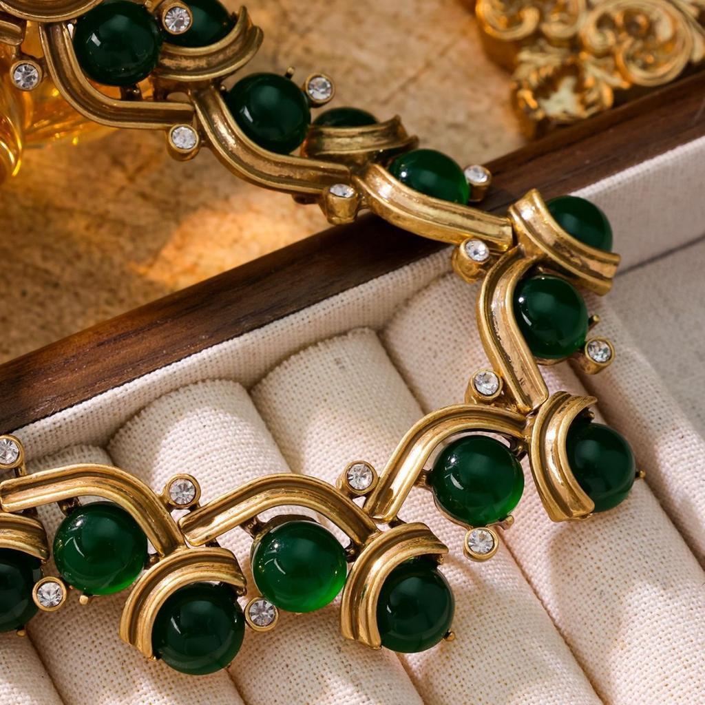 Medieval Vintage Elegant Vintage Emerald Necklace Court Pendant Wave Set With Diamonds Green Gemstone