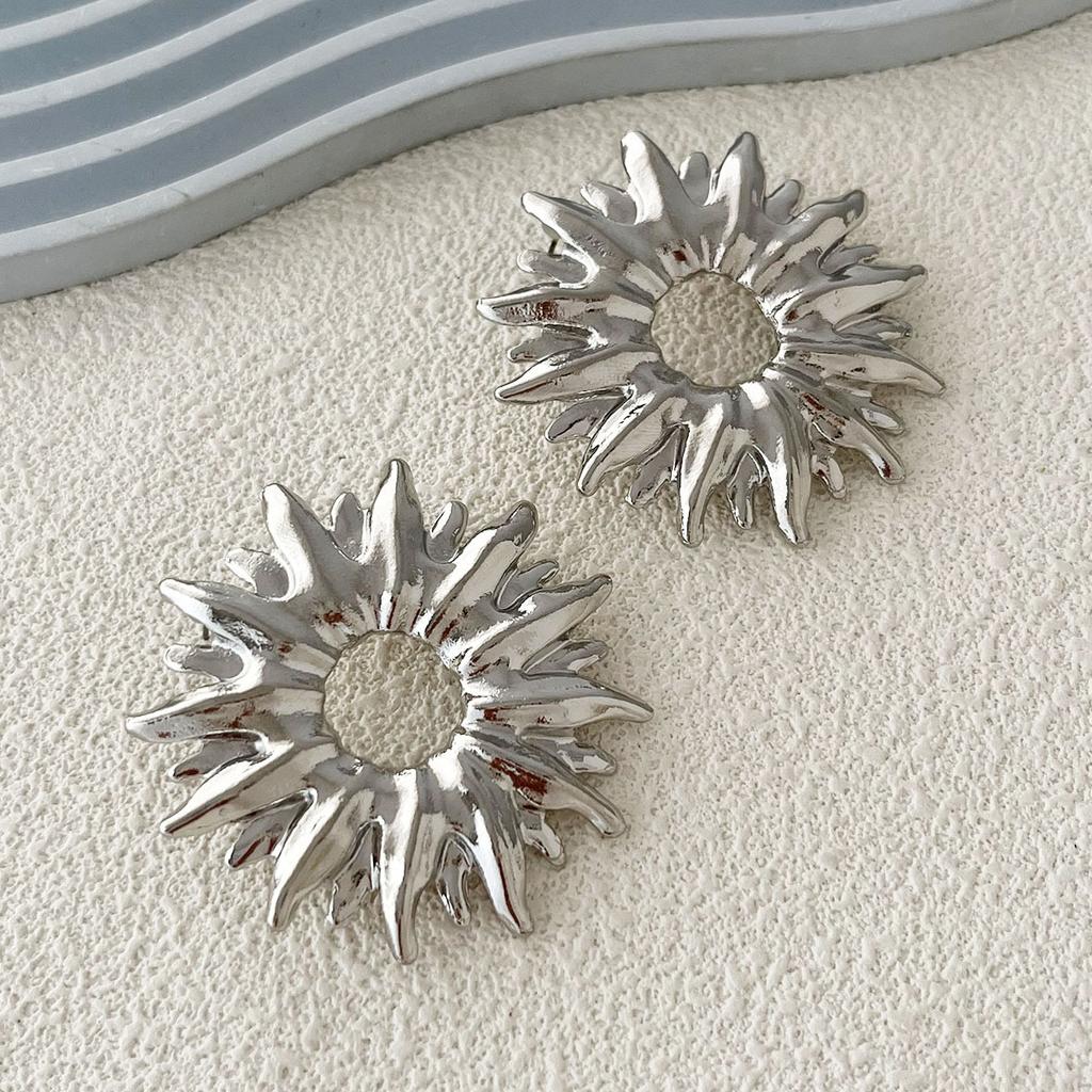 Stylish Simple Retro Cold Wind Alloy Three-dimensional Hollow Sunflower Earrings, Versatile Daily Women