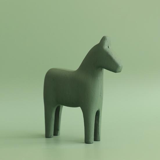 Robuste Pferdefigur. Zarte, exquisite abgerundete Kante