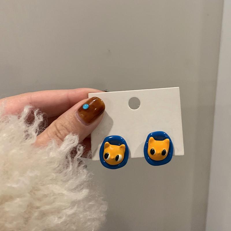 Cartoon kitten oval stud earrings simple and cute high-end earrings fashionable and versatile earrings