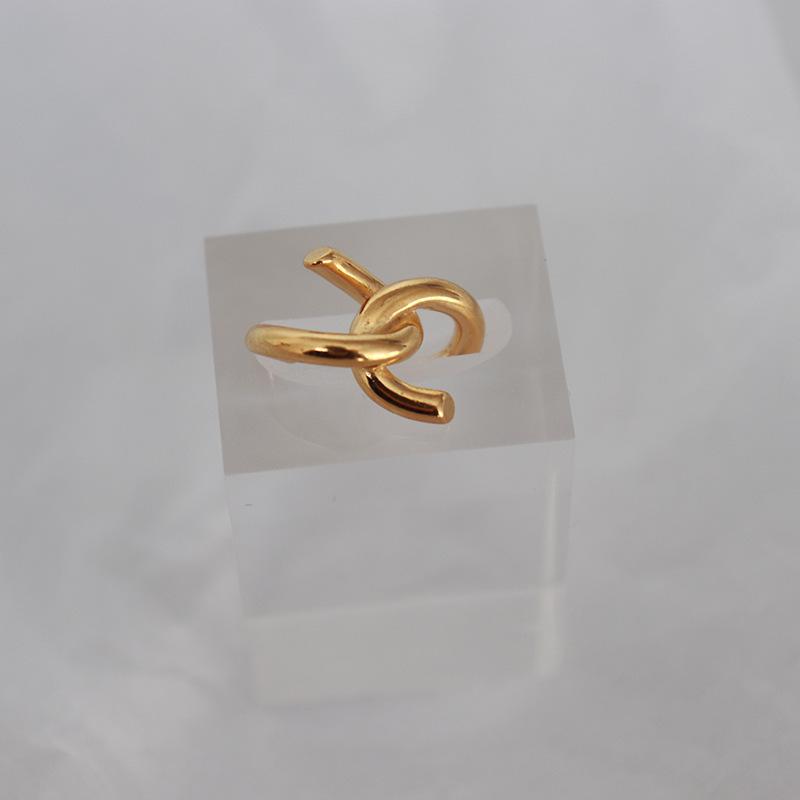 Trendy Hong Kong Style Retro Ear Clip for Women: Fashionable, Versatile, No Piercings Needed, Niche Personality Earring.