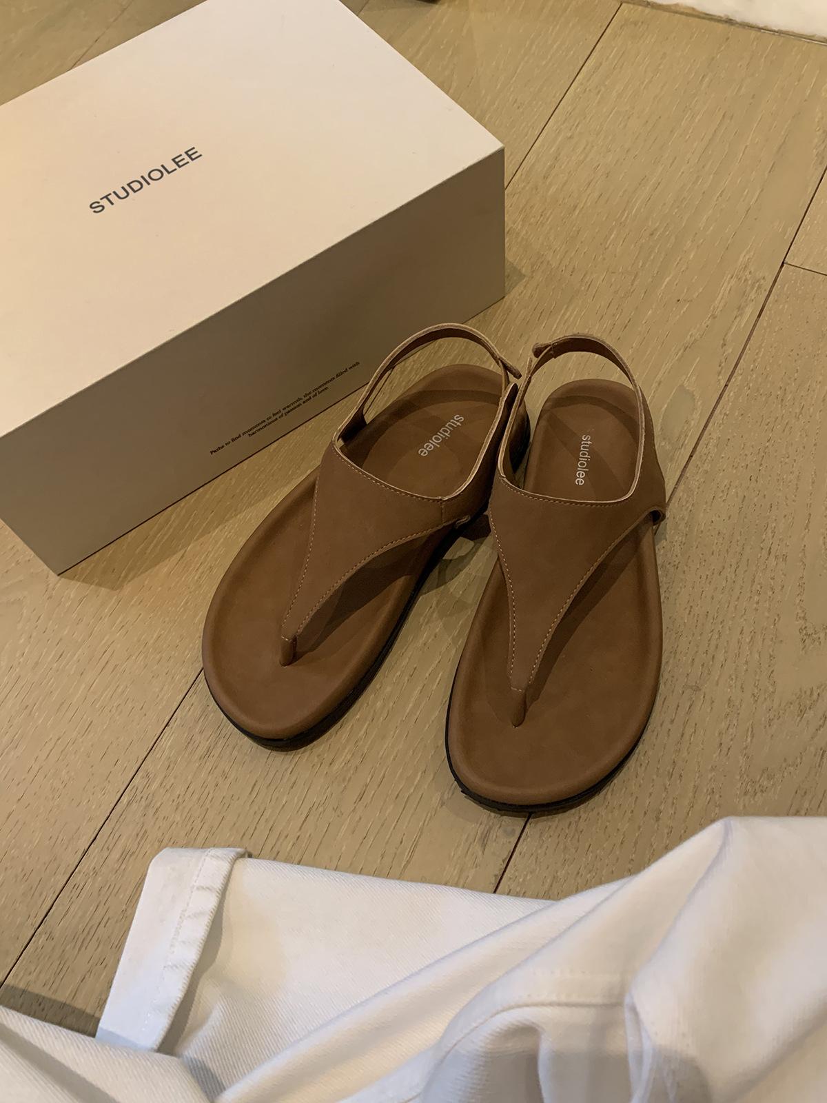 

Sheepskin version of grape mother, the same style, minimalist temperament herringbone retro toe vacation flat bottom niche Roman style sandals women 40