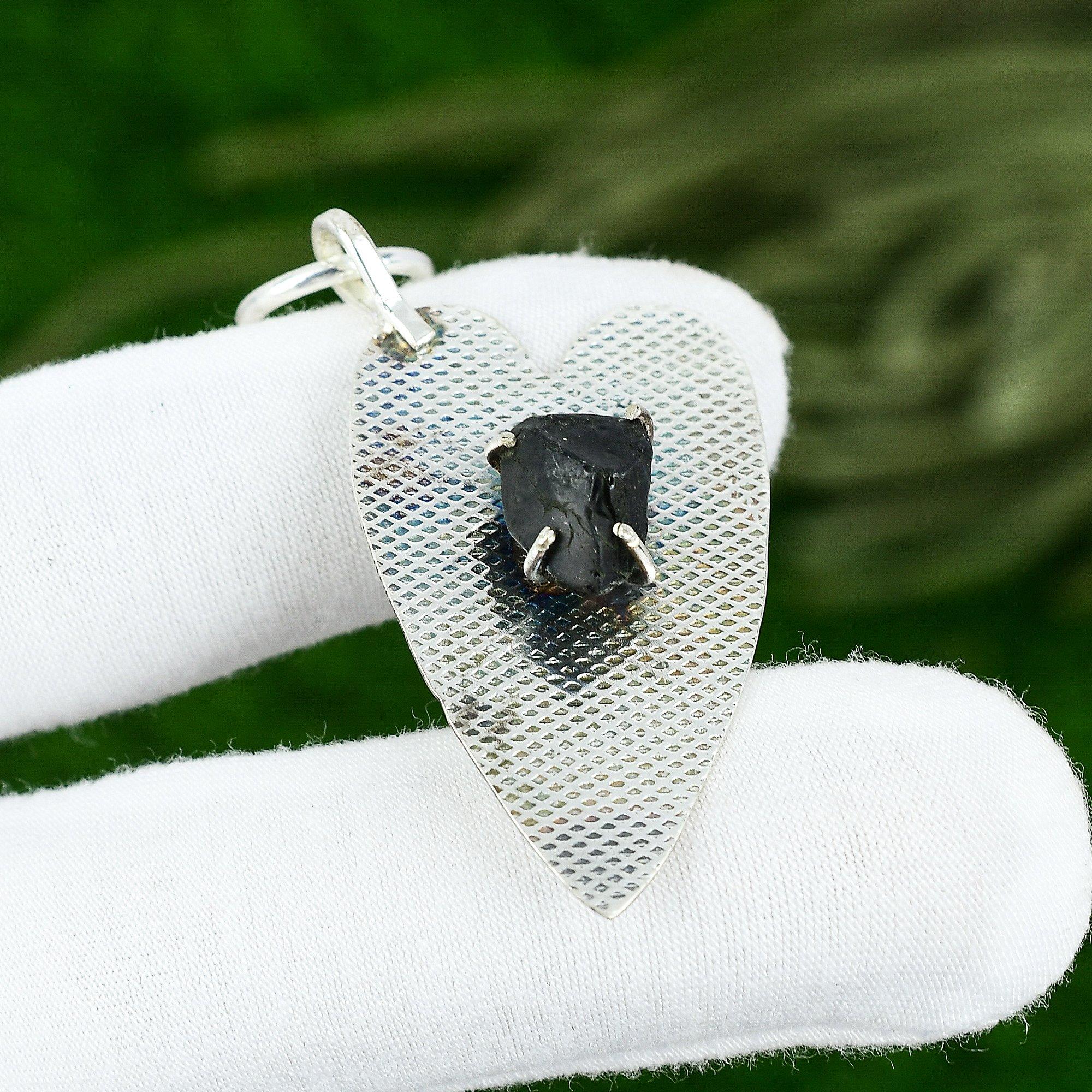 

Стерлинговое серебро Пентагон Натуральный черный кианит Необработанный Модный Сестра Бохо Подвеска