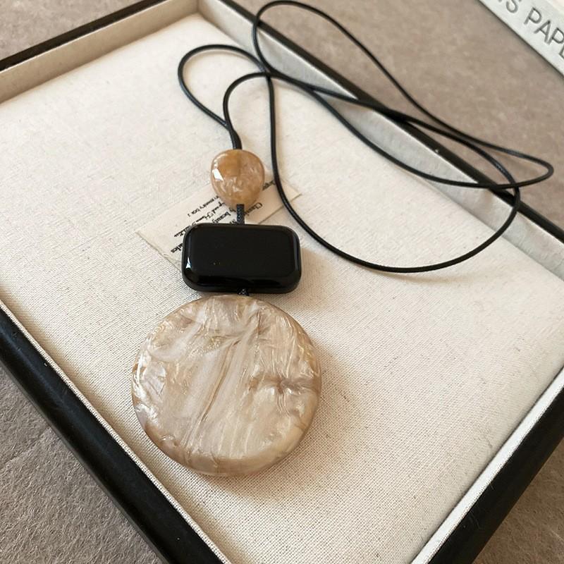 New Chinese leather pendant, fringed necklace, female ethnic style, niche retro sweater chain, fashion and high-end item jewelry.