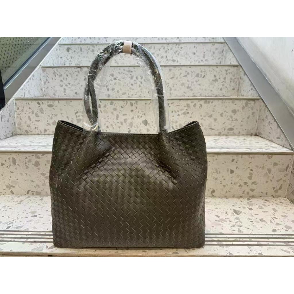 New women's bags, genuine leather women's bags, trendy shoulder bags, hand-woven shoulder handheld mother and child bags.