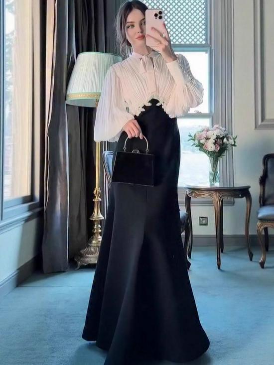 Elegant V-neck Pleated Long Dress - Spring/Summer 2025 Casual Fashion