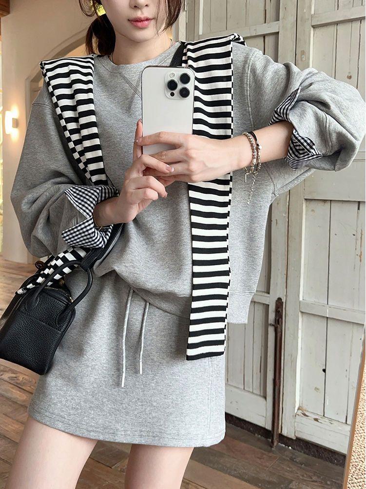 Koreanischer Farbblock-Streifenschal Zweiteiliges Set: Lockeres Langarm-Sweatshirt & High-Waist Kordelzug-Midirock für den Frühherbst