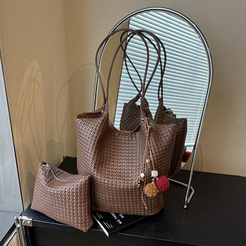 

2025 new large-capacity commuter tote bag women s bag woven pattern versatile shoulder bag high-end sense portable mother and child bag no pendant