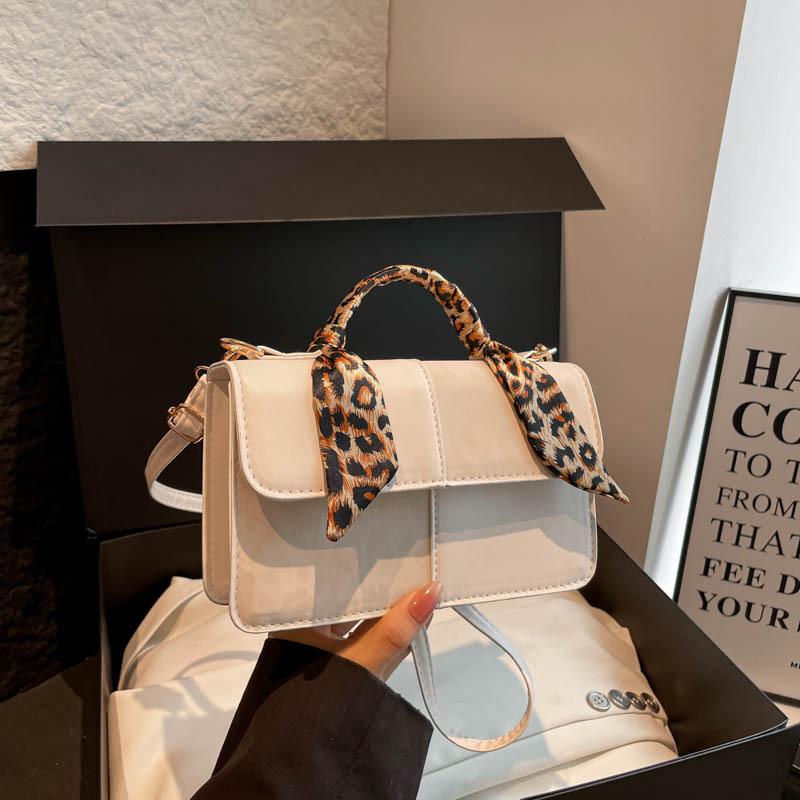 Niche design portable small bag women's autumn new fashion commuter small square bag high value shoulder bag