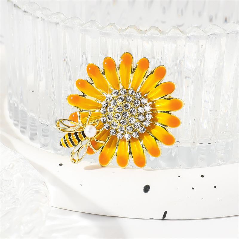 Rural Style Niche Daisy Bee Brooch