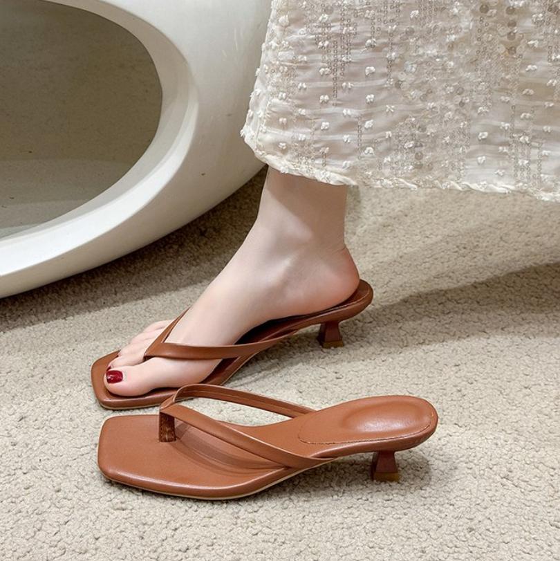 Verão Couro Macio Bico Quadrado Gato com Chinelos Moda Feminina Cinto Fino Salto Fino Solado Macio Chinelos chanclas mujer chinelo