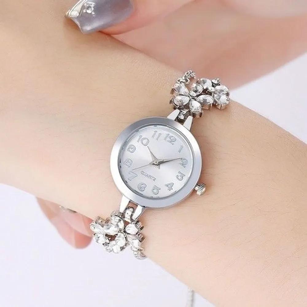 Silver Wristwatch Daisy Women s Slide Slide Silver Wristwatch
