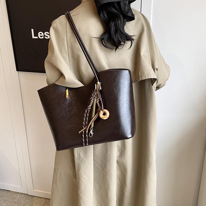 

Женская сумка-тоут большой вместимости 2025 новая простая и универсальная повседневная в стиле кэжуал, сумка-подмышка через плечо, большая сумка 40*12*26.5