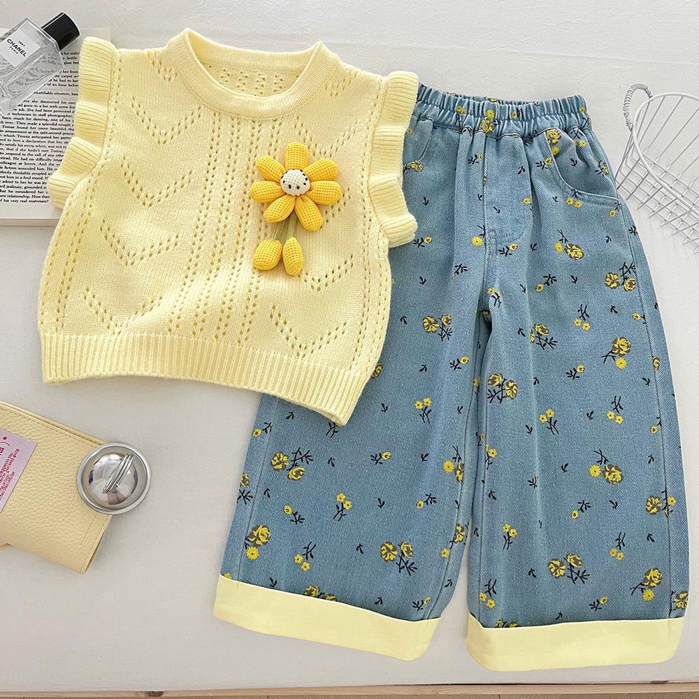 Herbst 2025 Mädchenmode Strickset: Floraler Pullover, Hemd und Jeans