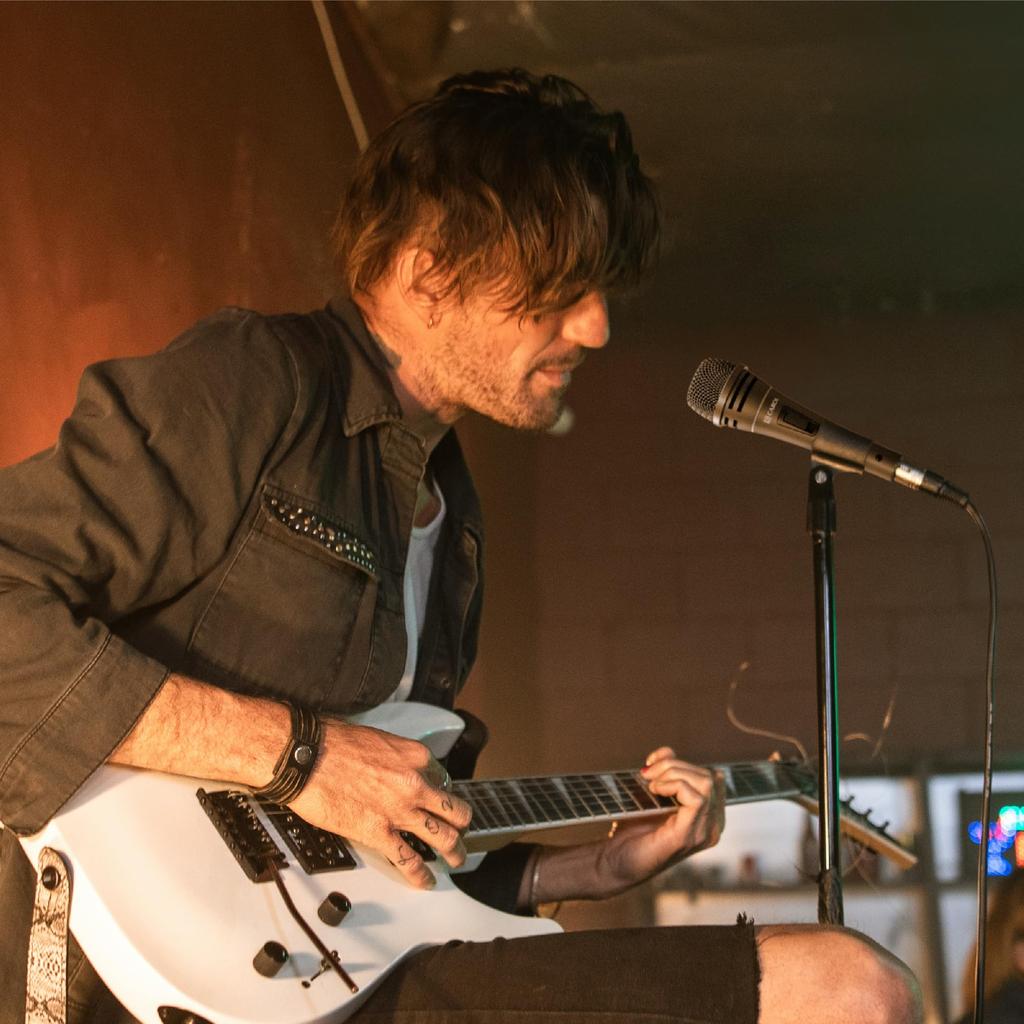 CAROL Dynamic Microphone, Karaoke Microphone for Studio, Speech, and Outdoor Use, with Microphone Holder, Supercardioid, Unidirectional, Low-Noise,