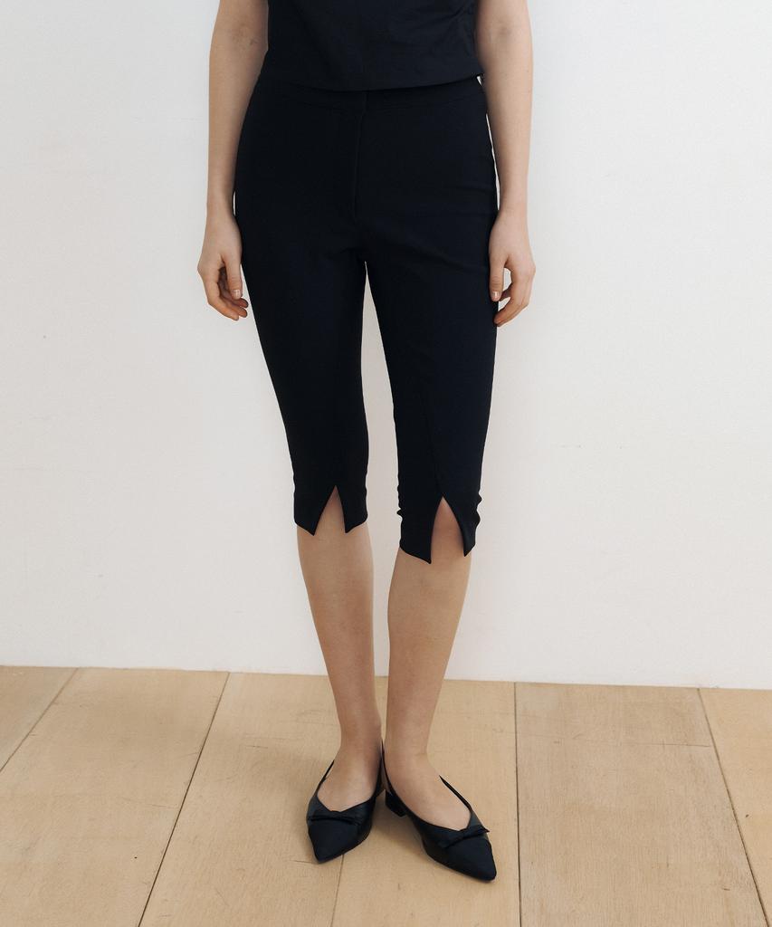 LUCIR ZU Front Slit Capri Pants (Black)