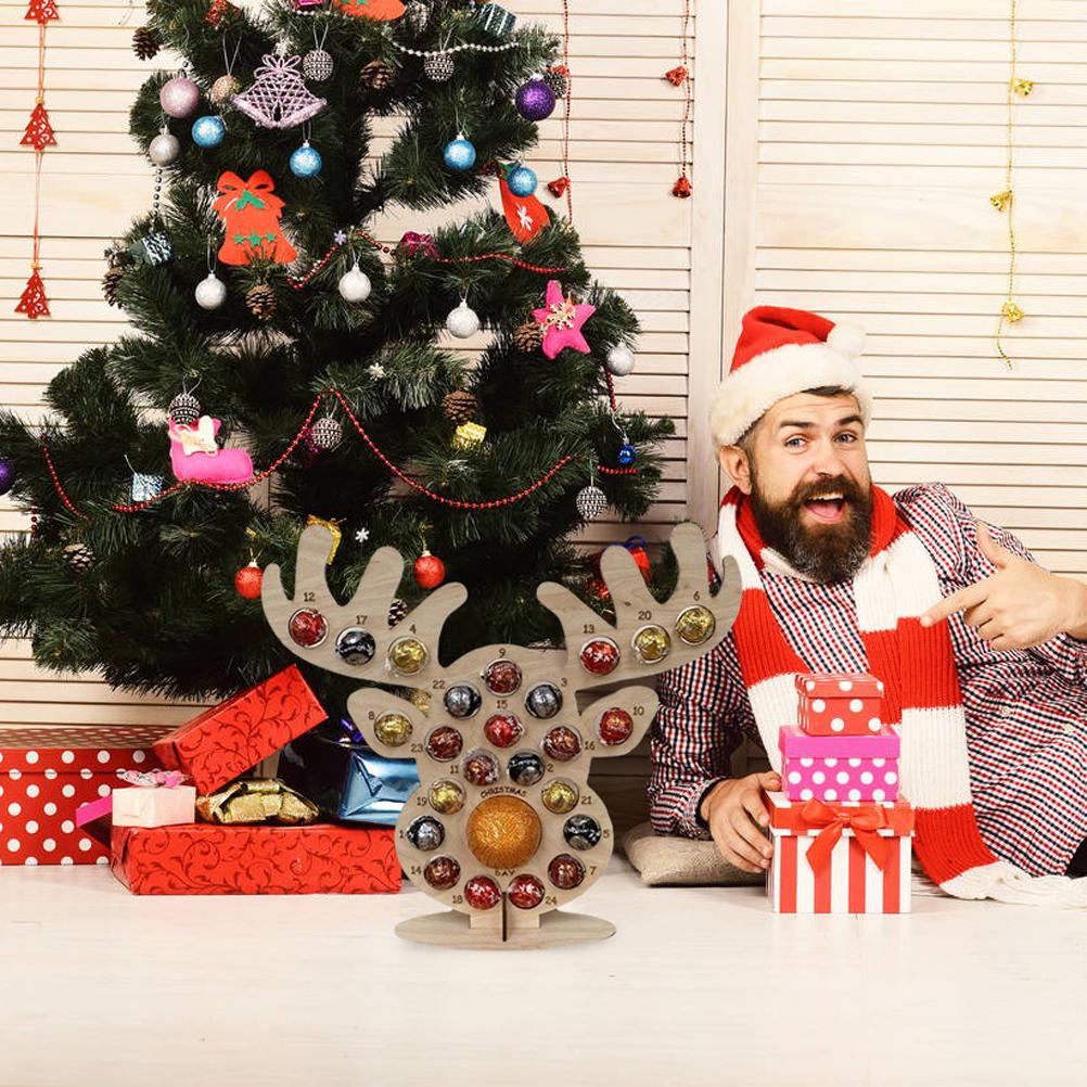 Vánoční adventní odpočítávací kalendář Dřevěný stojan ve tvaru vánočního stromku a hlavy jelena Vystavení čokoládových bonbónů