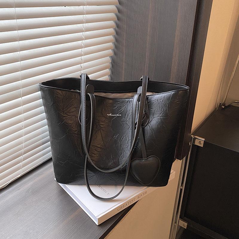 

Корейская версия большой вместительной сумки-тоут для женщин 2024 года, летняя новая сумка для поездок на работу под мышкой, универсальная популярная сумка через плечо чёрный