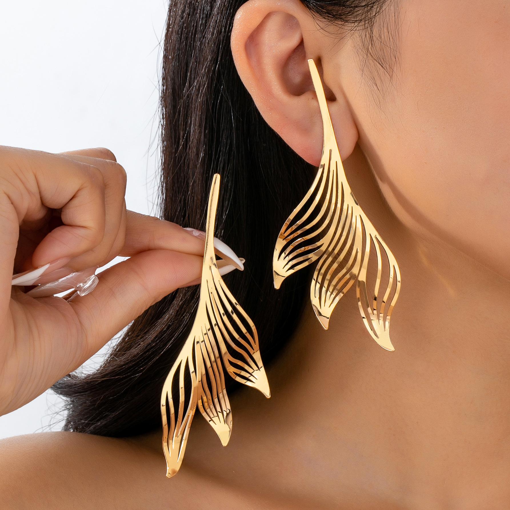 

Модные серьги-подвески для женщин золотой