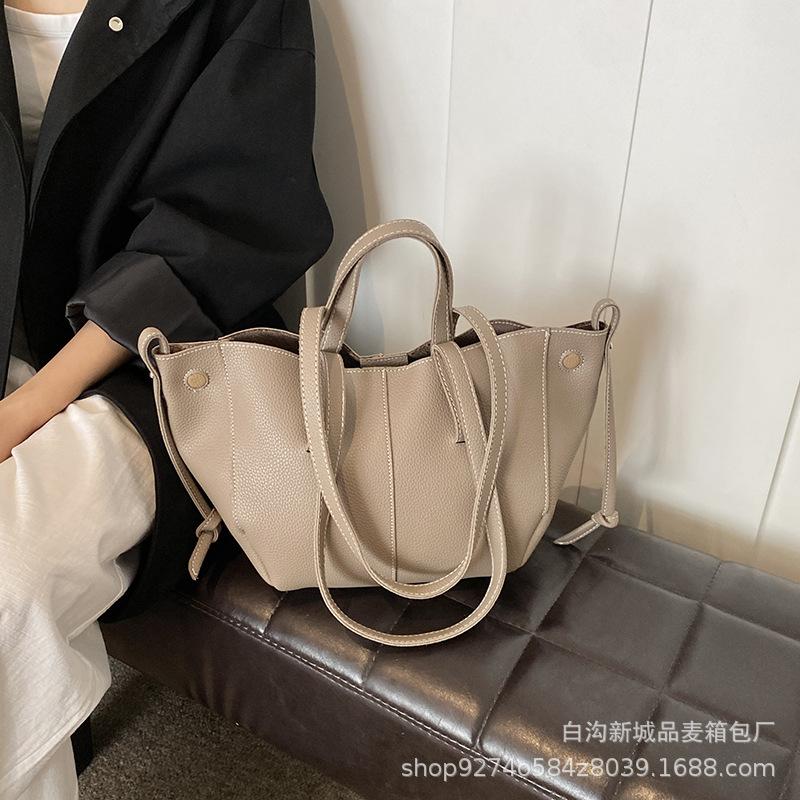 

Stylish Casual Tote Bag, Large Capacity PU Leather Handbag Women Wing Bag, Fashiable Woman Bags, Commuting Armpit Shoulder Bag 38x22x14cm