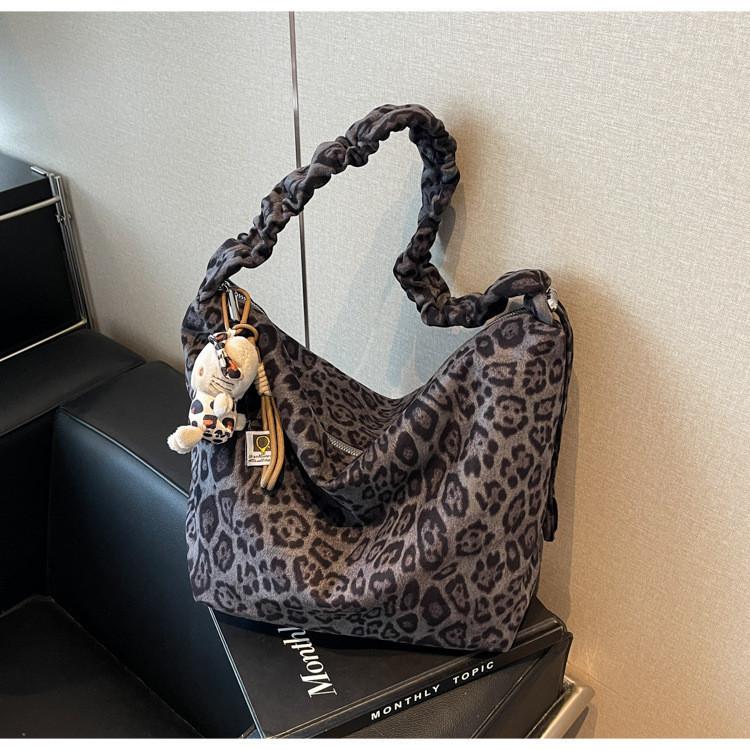 Ielgy European American Retro Leopard Print Simple Mori Commuter Tote Bag No Pendent