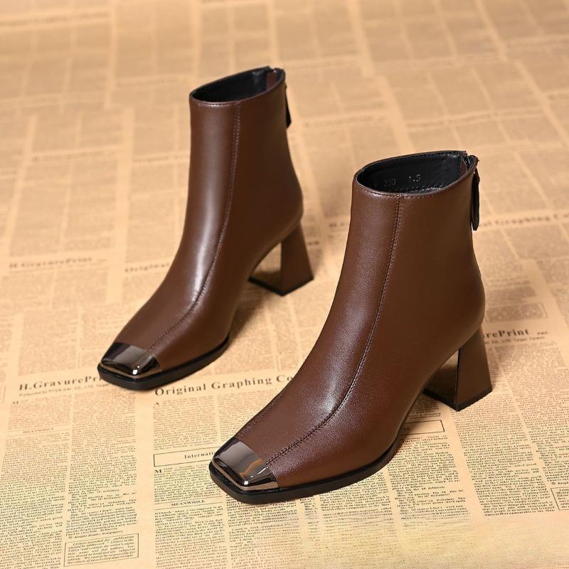 Neue Herbst- und Winterschuhe für Damen, darunter klobige Absätze, kurze Stiefel, mit Fleecefutter