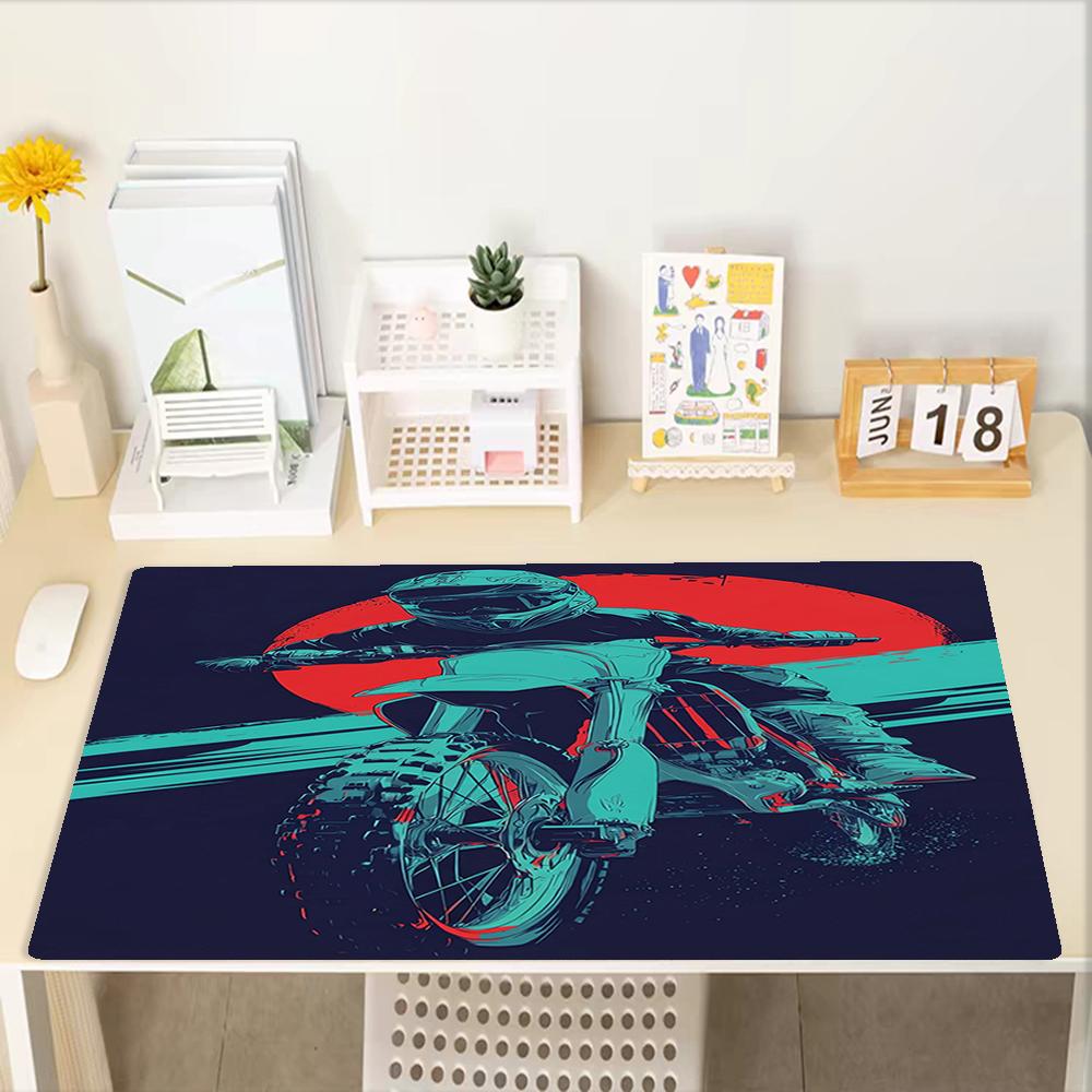 Tappetino per Mouse a Tema Moto da Fuoristrada, Base in Gomma Antiscivolo, Multifunzionale per Ufficio e Casa, Perfetto per la Personalizzazione dello Spazio di Lavoro.