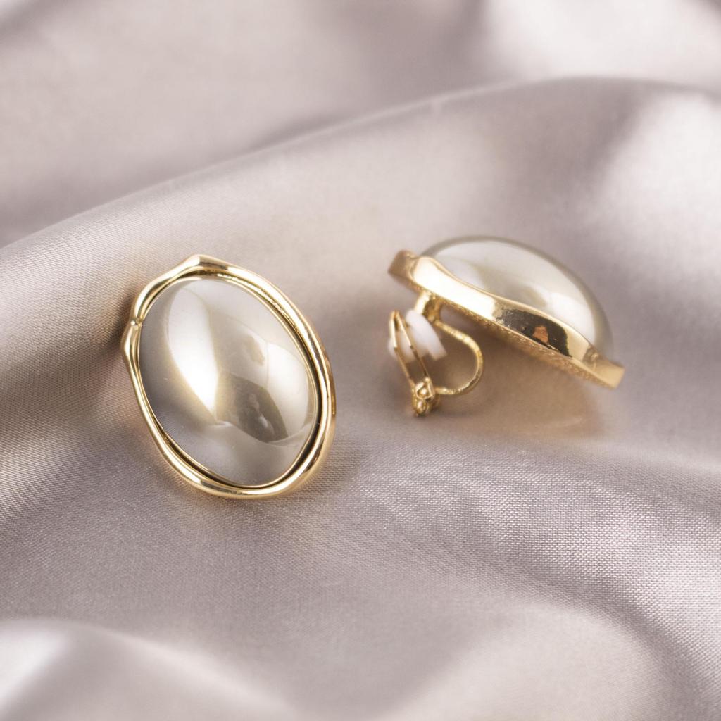 Elegant Clip-On Triangle Earrings for Non-Pierced Ears - Versatile, Light Luxury for Everyday Wear.