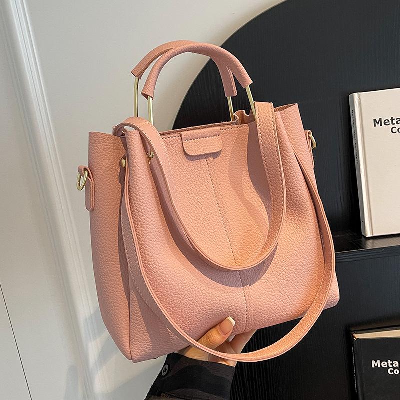 Populära väskor dam stora kapacitet nya budbärarväskor sommar mångsidig textur bärbara bucketväskor