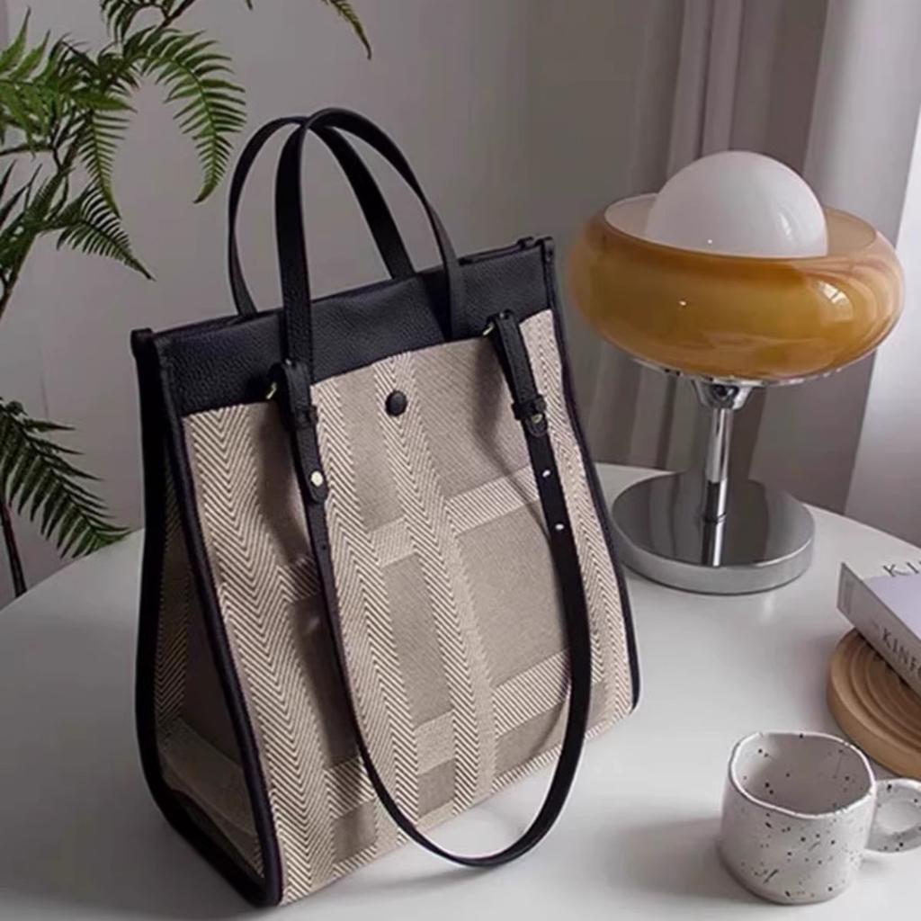 Fashion splicing canvas bag, new high-end large-capacity tote bag, commuter versatile shoulder bag.