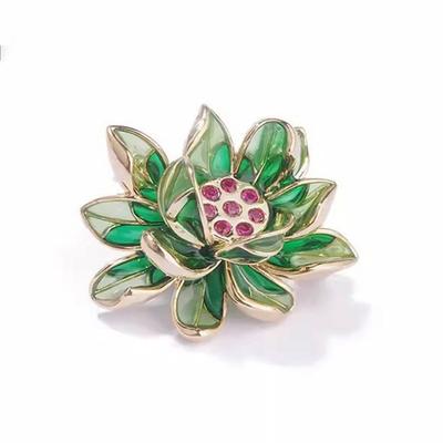 Eine Lotusbrosche im chinesischen Stil mit einem einzigartigen und exquisiten Design. Es eine hochwertige Damenbrosche mit einer Lotusblume