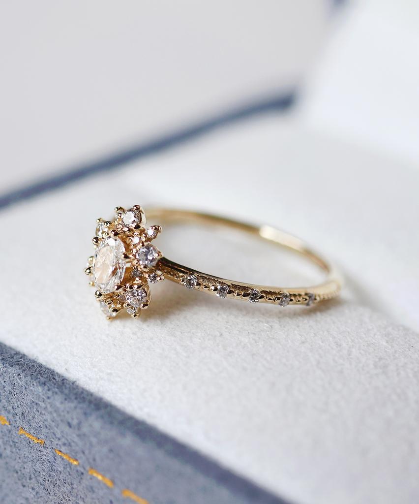 Anz Chemistry Petite Oval Diamond Snowflake Ring