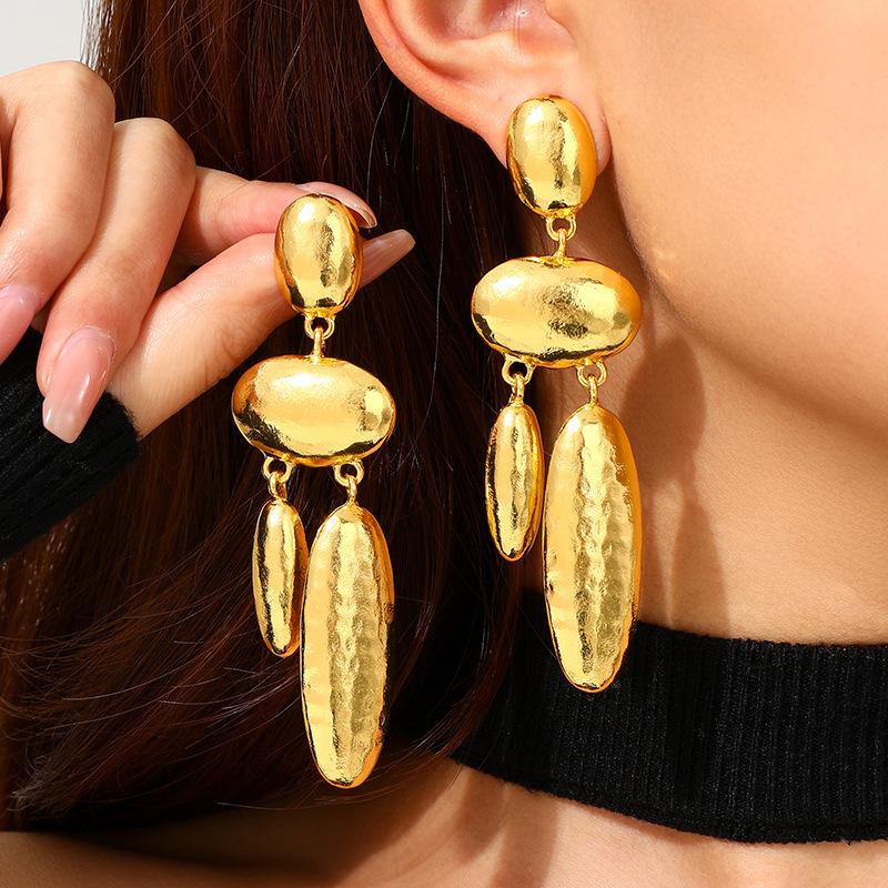 Exaggerated atmosphere light luxury cold wind geometric oval pendant fringed retro alloy earrings