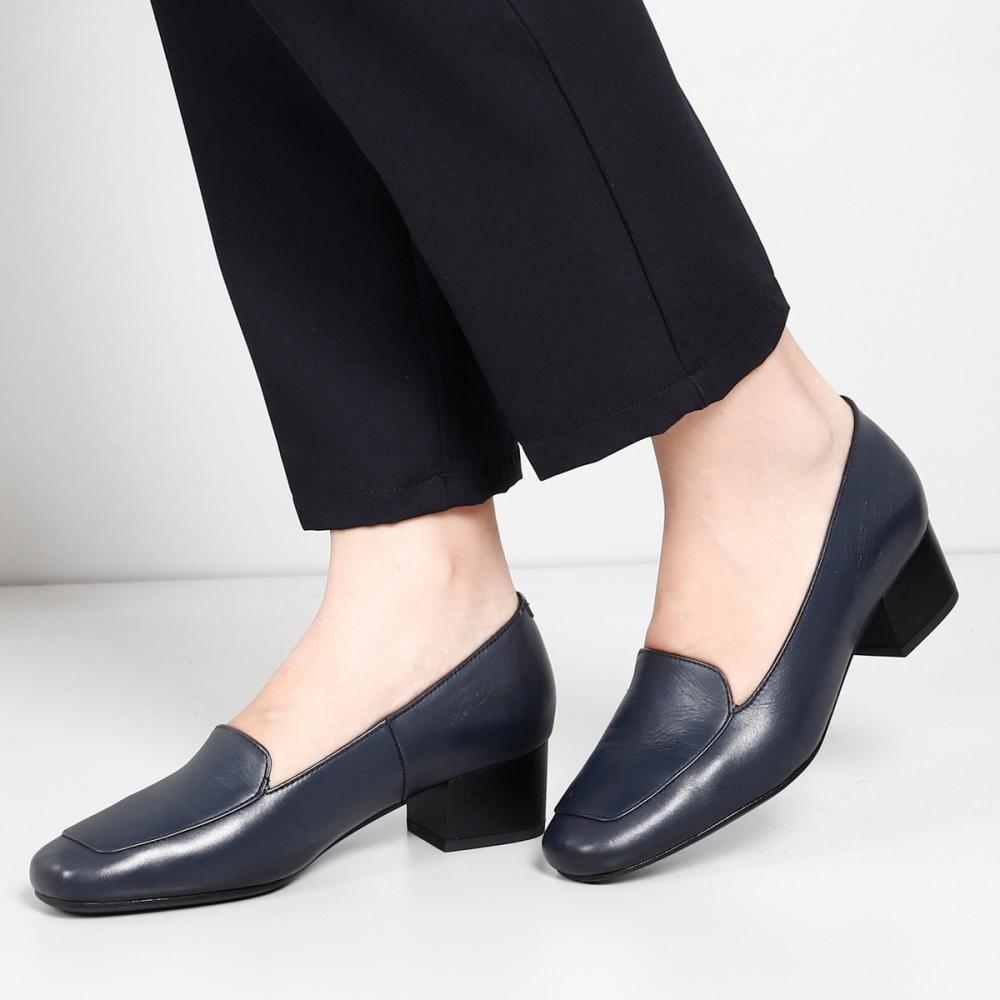 

Темно-синие антикварные женские туфли из натуральной кожи с плоским носком на толстом каблуке