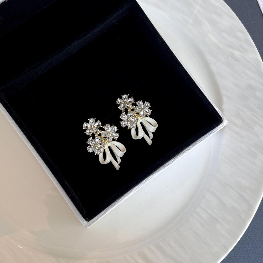 Super Fairy Sweet Flower Stud Earrings Light Luxury White Bow Ribbon Fringed Earrings Exquisite Niche Earrings