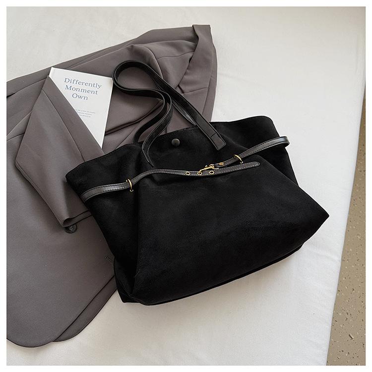 

Сумка женская 2025 новая популярная большая вместительная сумка-тоут повседневная универсальная сумка подмышку текстурная в иностранном стиле сумка на плечо тренд чёрный