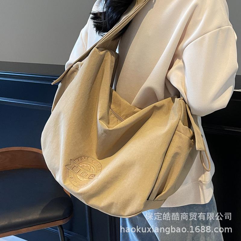 Casual large-capacity canvas bag women's 2025 new trendy commuter versatile shoulder messenger bag slack tote bag