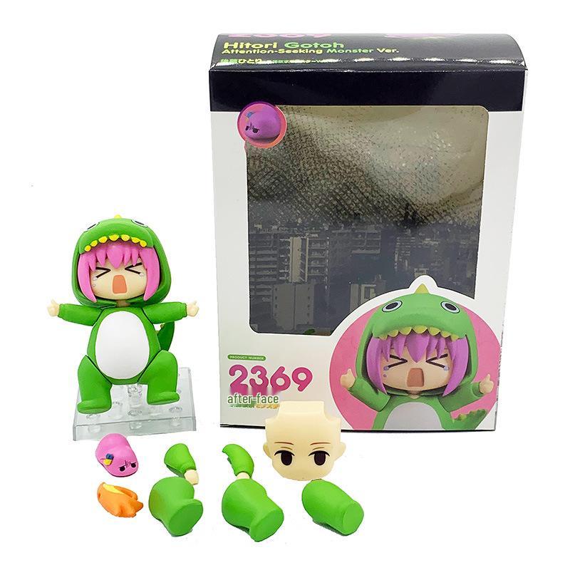 

Хитори Гото превращается в динозавра в этой очаровательной зелено-розовой глиняной фигурке 2369 Bocchi the Rock! фигурка.