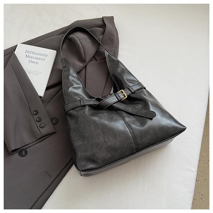 

Fashion commuter tote bag women s Korean version trendy versatile large capacity 2025 autumn and winter niche design shoulder bag чёрный