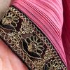 Schwarz Gold Spitzenbesatz Kaftan Abaya Damen V-Ausschnitt Fledermausärmel Quasten Saum Plissiert Lang Maxikleid Islamisch Dezent Lässig Robe