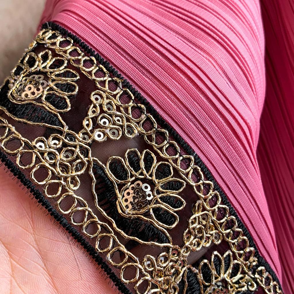 Schwarz Gold Spitzenbesatz Kaftan Abaya Damen V-Ausschnitt Fledermausärmel Quasten Saum Plissiert Lang Maxikleid Islamisch Dezent Lässig Robe