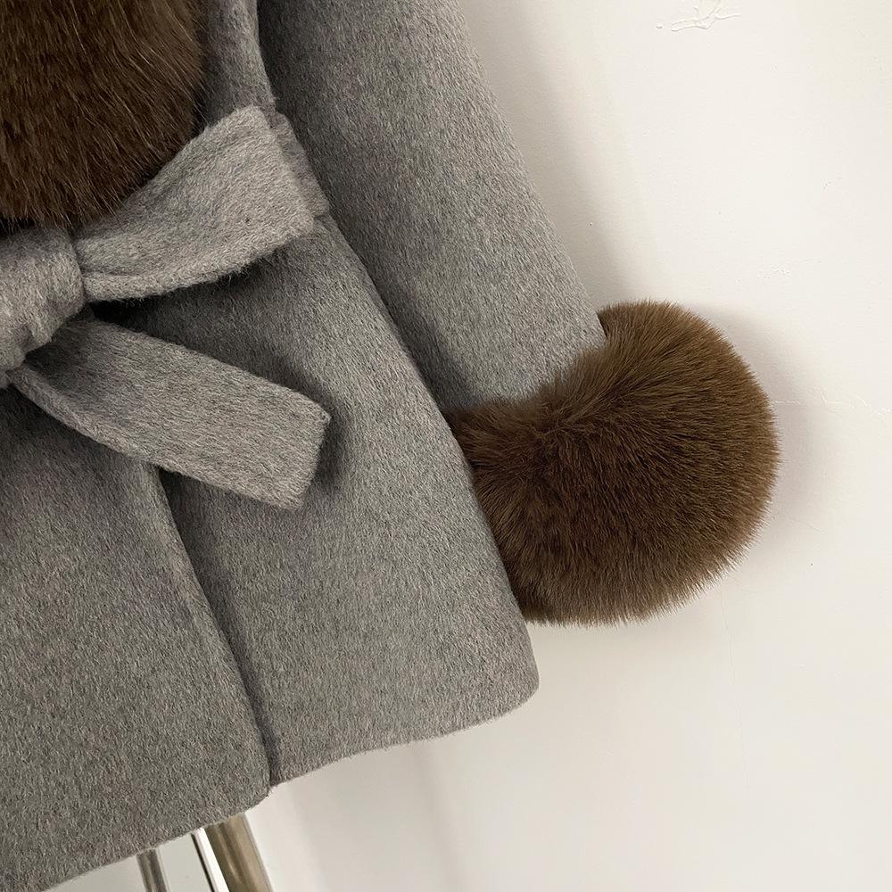 Cappotto Elegante Dimagrante in Cashmere Double-Face Autunno/Inverno 2025 con Pelliccia Sintetica di Volpe e Vita Cintureggiata
