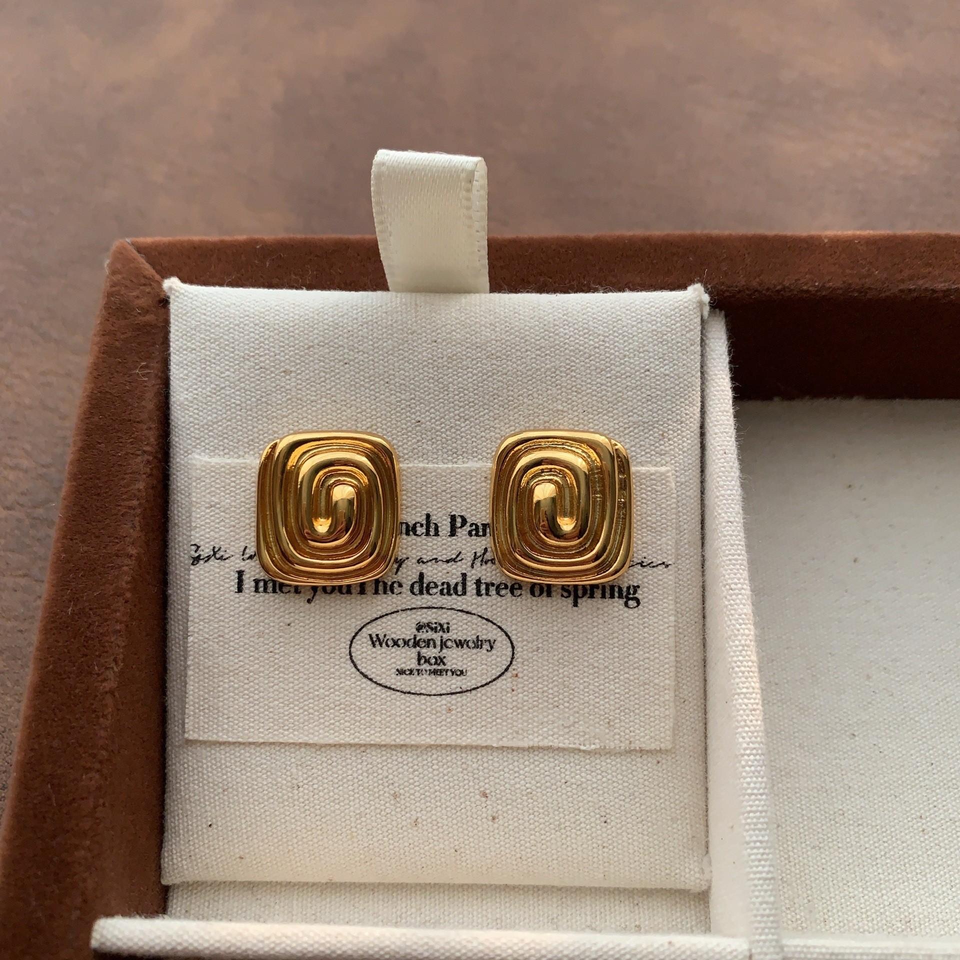 

Metal square spiral texture earrings, stud earrings, women s light luxury retro minimalist high-end sense three-dimensional cold personalized earrings