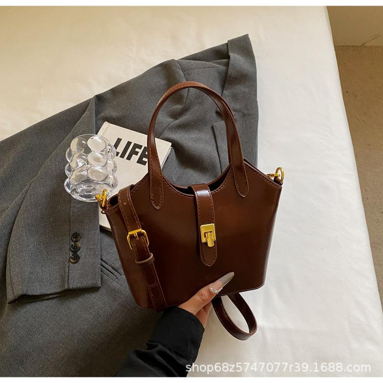 

Niche trend shoulder bag 2025 spring new bag women s fashion simple tote bag casual commuter messenger bag темно-коричневого