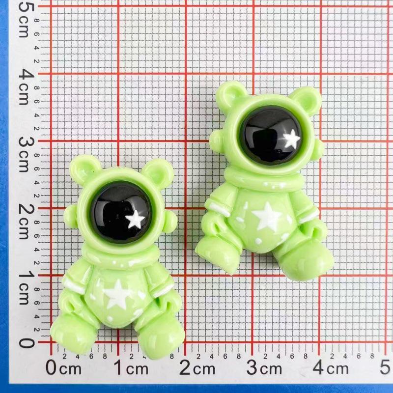 Cartoon Astronaut Resin Accessories: Handmade Hair Clips, Phone Chains, Keychains, and Pendant Ornaments.